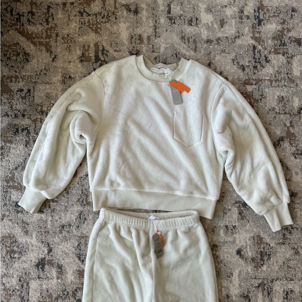 Sweatshirt, sweatpants set plushy set.